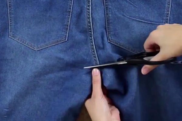 Нужно всего лишь отрезать карман от джинсов. Получится вещь на все времена!