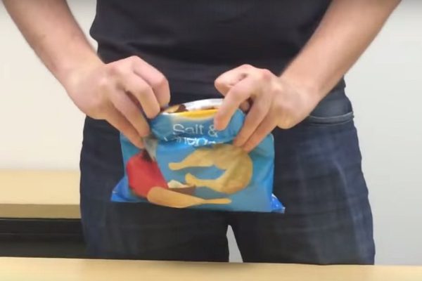 Как плотно закрыть упаковку за 30 секунд. Научись сам и покажи друзьям!