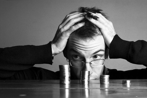 парень смотрит на копейки