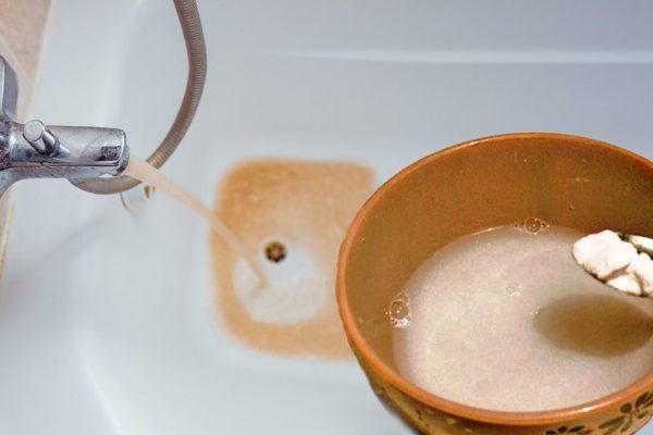 Молниеносный метод очистки крана от налета и плесени, ничего раскручивать не придется