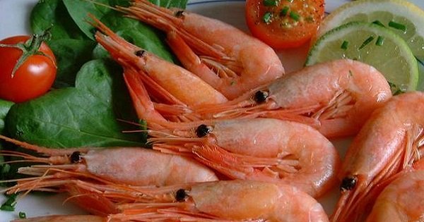 Никто не любит чистить креветки. Но с этим трюком это занятие станет проще простого!