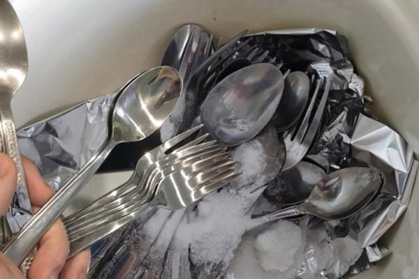Чтобы ложки и вилки снова блестели как новенькие, просто оставь их в этом растворе на час