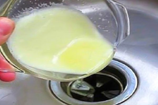 Как избавиться от неприятного запаха из слива раковины: 2-компонентное средство наведет чистоту!