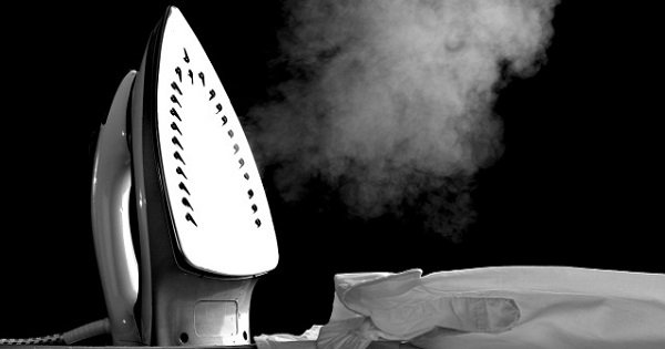 Очистить утюг от нагара очень просто! Этот практичный способ вернет сияющую чистоту твоему утюгу.