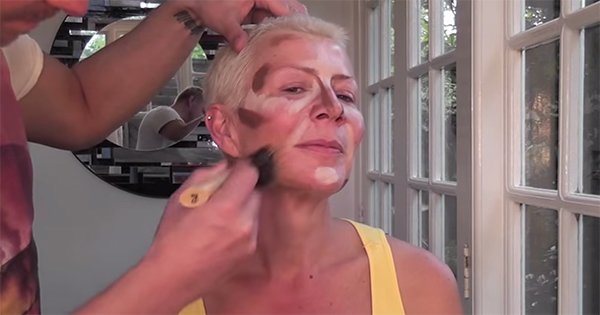 Правильные черты лица за 3 минуты. Всё, что нужно, — кисти и тональный крем!