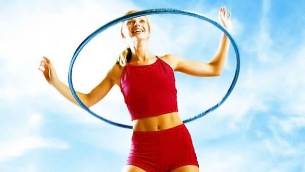 крутить обруч на талии