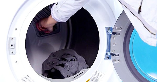 Лайфхак для тех, кто ненавидит глажку. Всего 3 кубика льда — и об утюге можно забыть!