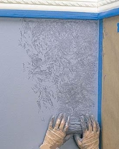 Как покрасить стену в комнате после обоев