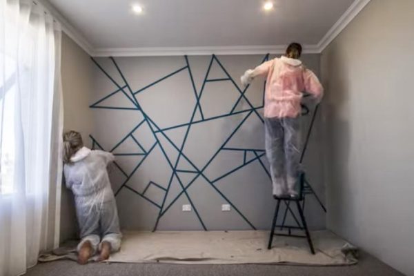 Зачем расклеивать скотч по всей стене