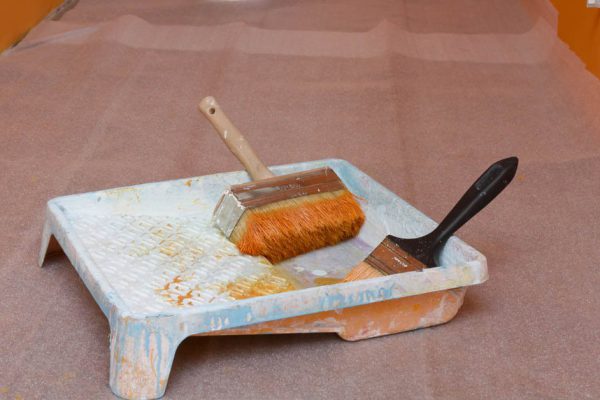 Причины, по которым прораб отговаривает от покраски стен и настойчиво склоняет к поклейке обоев