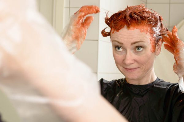 Для чего начисто вымывать голову перед покраской волос