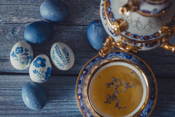 Как покрасить яйца чаем каркаде