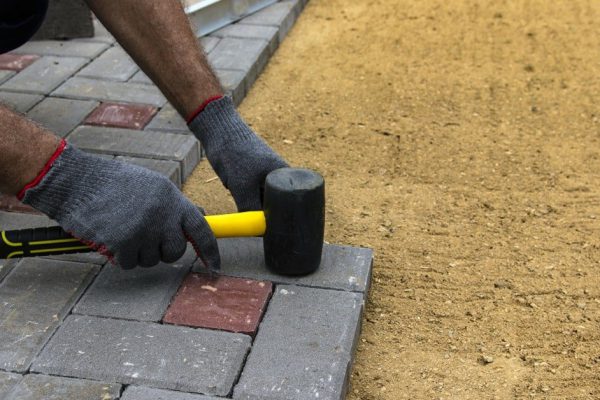 Пока укладывал тротуарную плитку на даче, набил много шишек, на песок ее класть строго запрещено