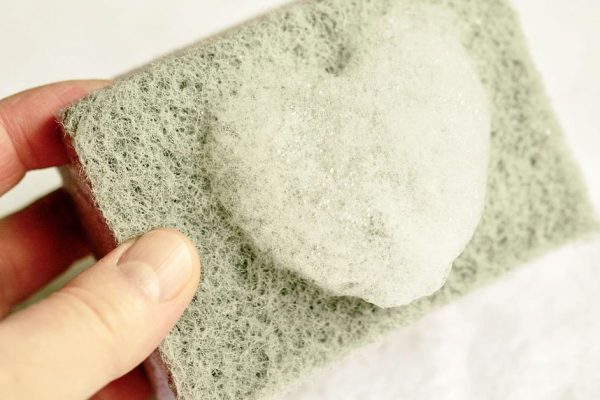 Какие вещи нельзя чистить губкой на кухне