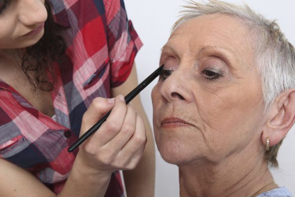 Постоянная читательница показала, как красит возрастные веки карандашом, чтобы избежать смазанных линий