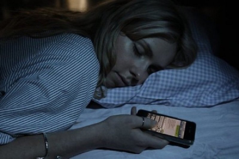 вредно ли спать с мобильным телефоном