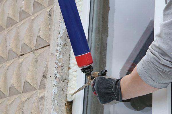 Опытный строитель раскрыл случаи, когда нельзя использовать монтажную пену