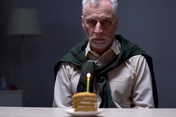 Почему так горько отмечать 60 лет в полном одиночестве