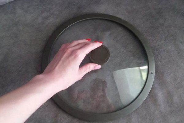 Как помыть диван крышкой от кастрюли, не напрягаясь и без нервов