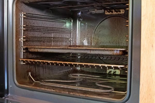 Итальянская синьора показала, как очистить даже самую грязную духовку с помощью пара