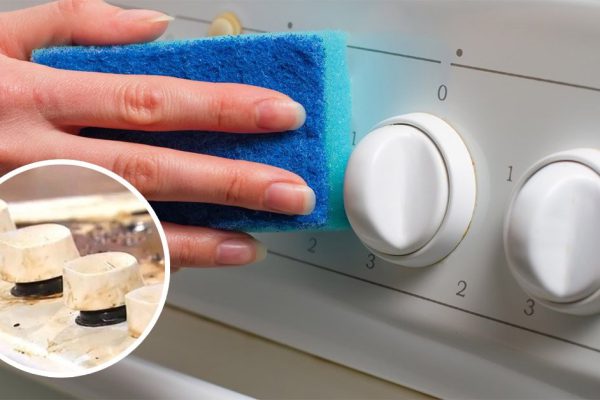 Процесс омовения запущенной плиты на кухне