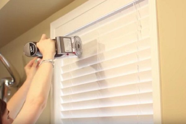 Не спеши снимать жалюзи! Этот суперлегкий способ поможет очистить их в 2 счета.