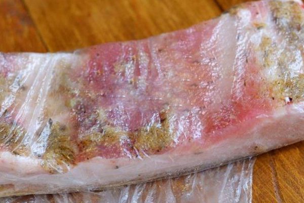 Как засолить сало в пленке