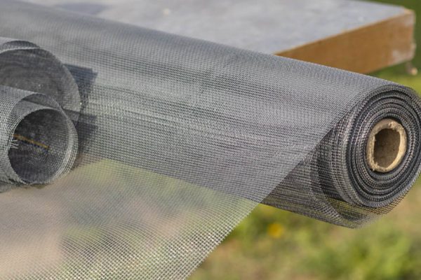 Без труда и единого шурупа ставлю новую антимоскитную сетку на окно