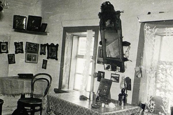 Почему в советские времена зеркала и картины размещали под углом и вешали под потолок