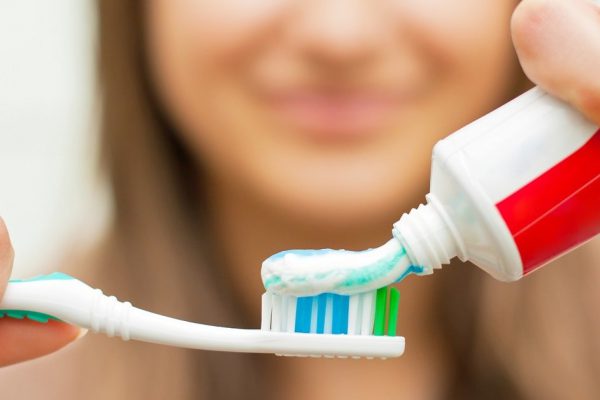 Почему щетинки на зубной щетке бывают разных цветов