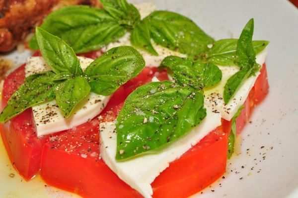 томат с базиликом