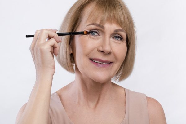 Уставший визажист рассказал, какие ошибки совершают цветущие дамы за 50, подводя глаза, не нужно так делать