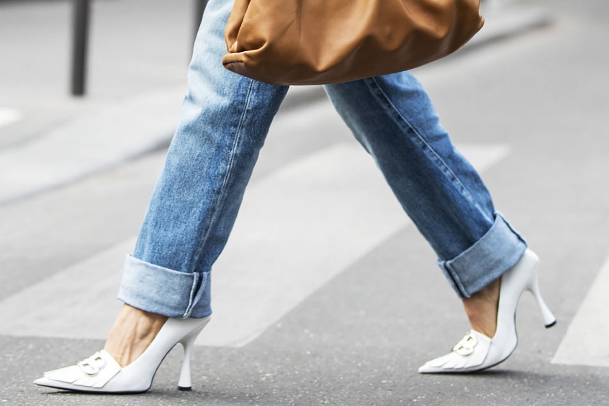 Как красиво подвернуть джинсы женские под кроссовки поэтапно фото
