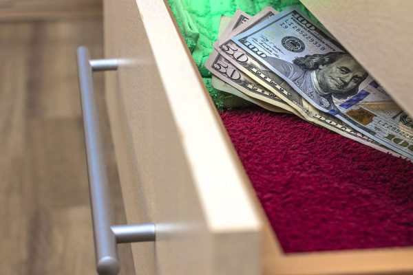 Начала откладывать деньги, отказавшись от помады и колготок, но муж выведал мою тайну