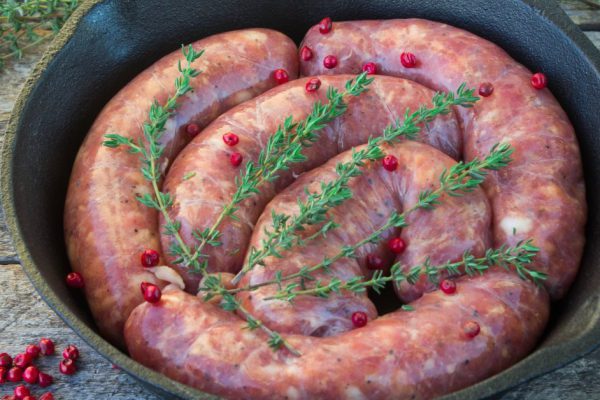 Грешно вздыхаю и нарезаю мясной рулет для супруга, даже в пост трудно от него отказаться