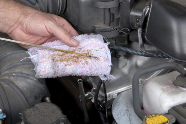 Водители-дилетанты пренебрегают базовыми правилами при проверке уровня масла в двигателе, тем самым уничтожая автомобиль