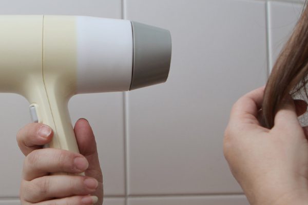 Вот почему нельзя сушить волосы феном в ванной, есть серьезная причина