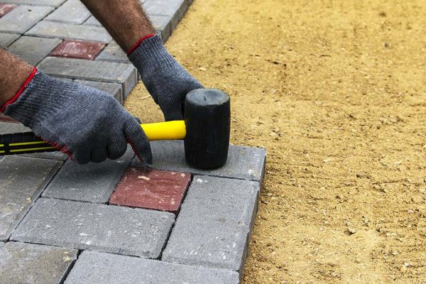 Строитель уложил плитку на песок, из-за его ошибки вся семья в долгах