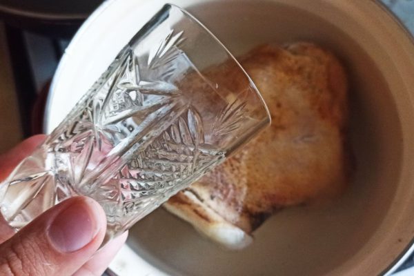 Погружаю хрустальную рюмку в кастрюлю, чтобы сварить нежное мясо и прозрачный бульон