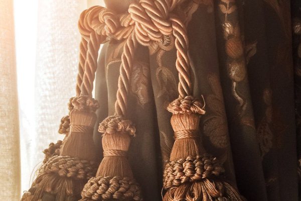 Пришла к свекрови и заставила выбросить «пенсионерские» шторы, показываю, какие сняла срочно