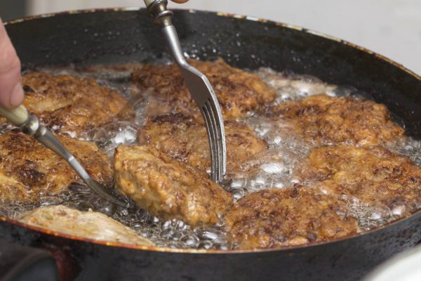 Кулинарный блогер ответил, под крышкой или без нужно жарить котлеты