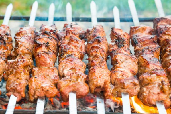 Почему при жарке шашлыка угли нельзя поливать водой и зачем их посыпать солью