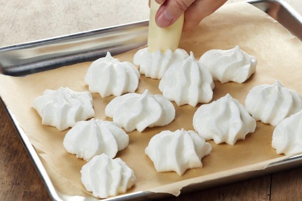 Безе для украшения кулича и как быстро его приготовить