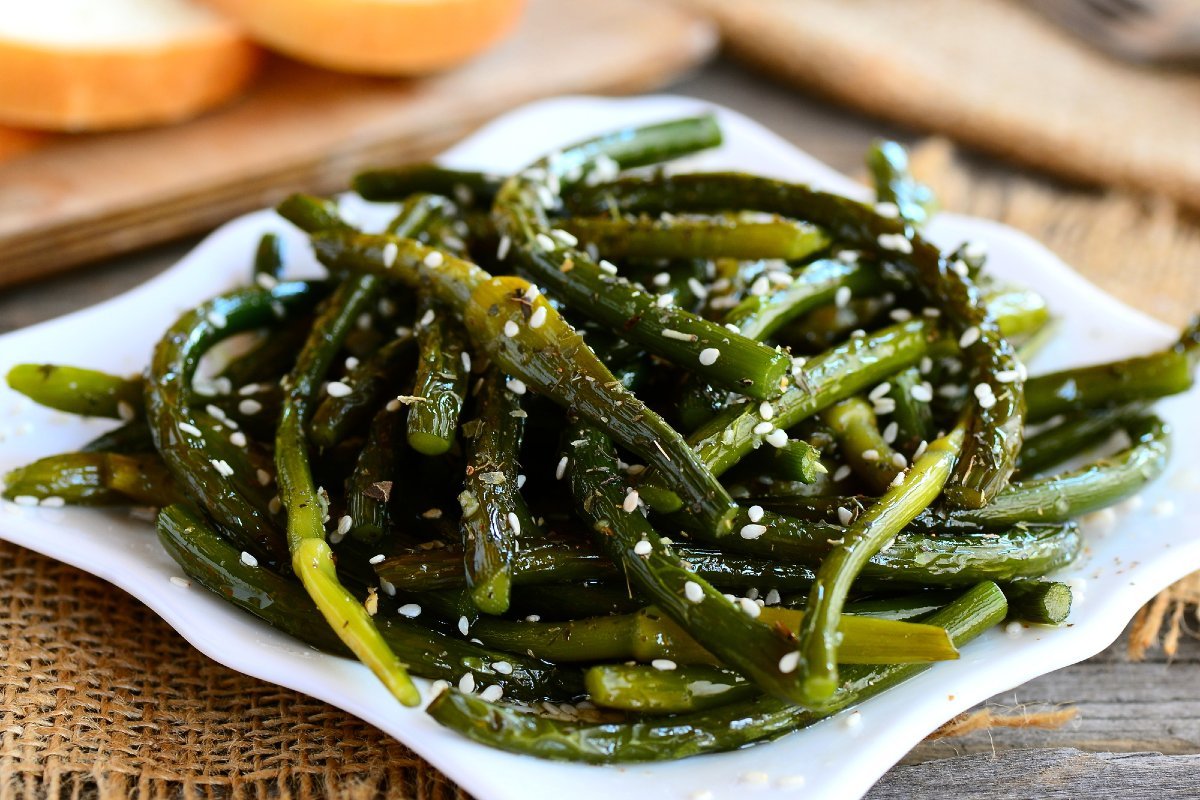 чесночные стрелки в томате