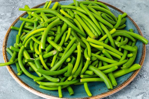 Заморозка чесночных стрелок в пищевой пленке на зиму