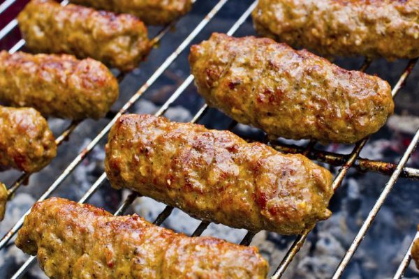 Брезгую покупать готовую кулинарию в супермаркете, готовлю домашние колбаски и даю мужу на работу