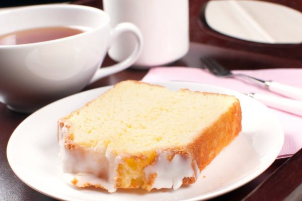 Sponge cake with lemon flavor frosting and tea