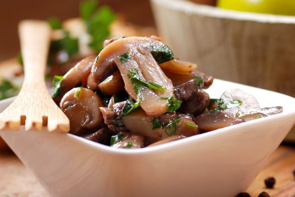 Свекровь сегодня — дежурная по кухне, маринует грибы, вечером будет репетиция Нового года