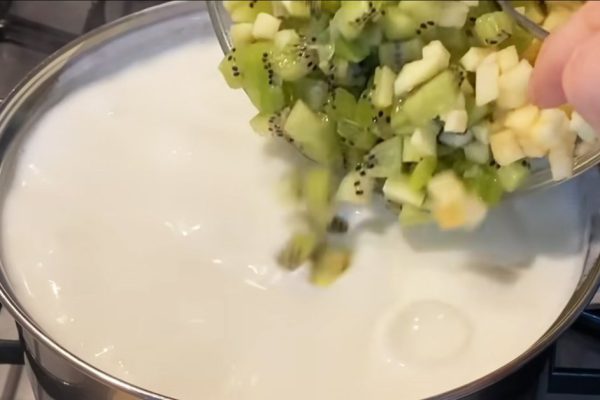 Хозяйка окунает свежие фрукты в кипящее молоко, вижу результат и повторяю за ней