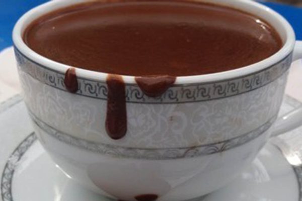 Помню, как в детстве бабуля в зимний вечер доставала припрятанную плитку шоколада и готовила нам с сестрой ароматный напиток, сейчас и я делаю так же